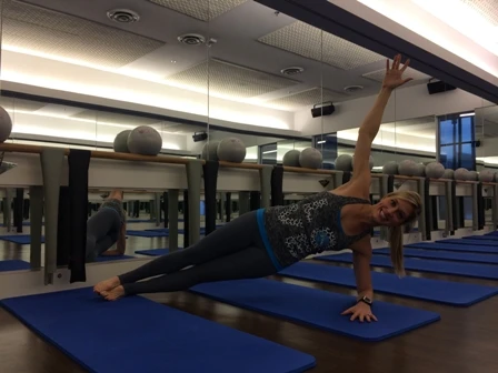 how to do a side plank | step 4 reach your arm to the sky and hold